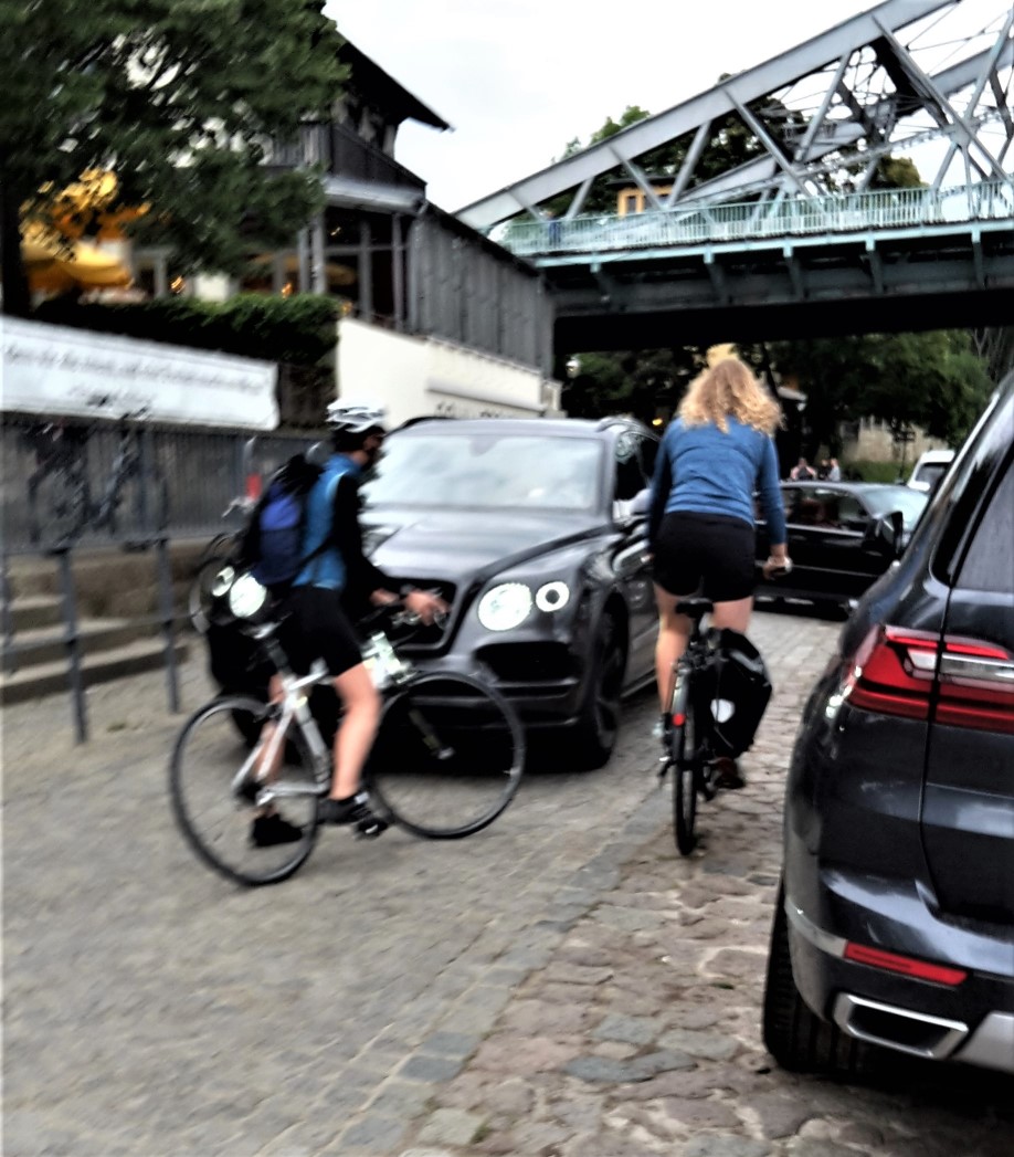 2020 06 03 Autogefahr am Schillergarten 1 Foto ADFC Dresden klein