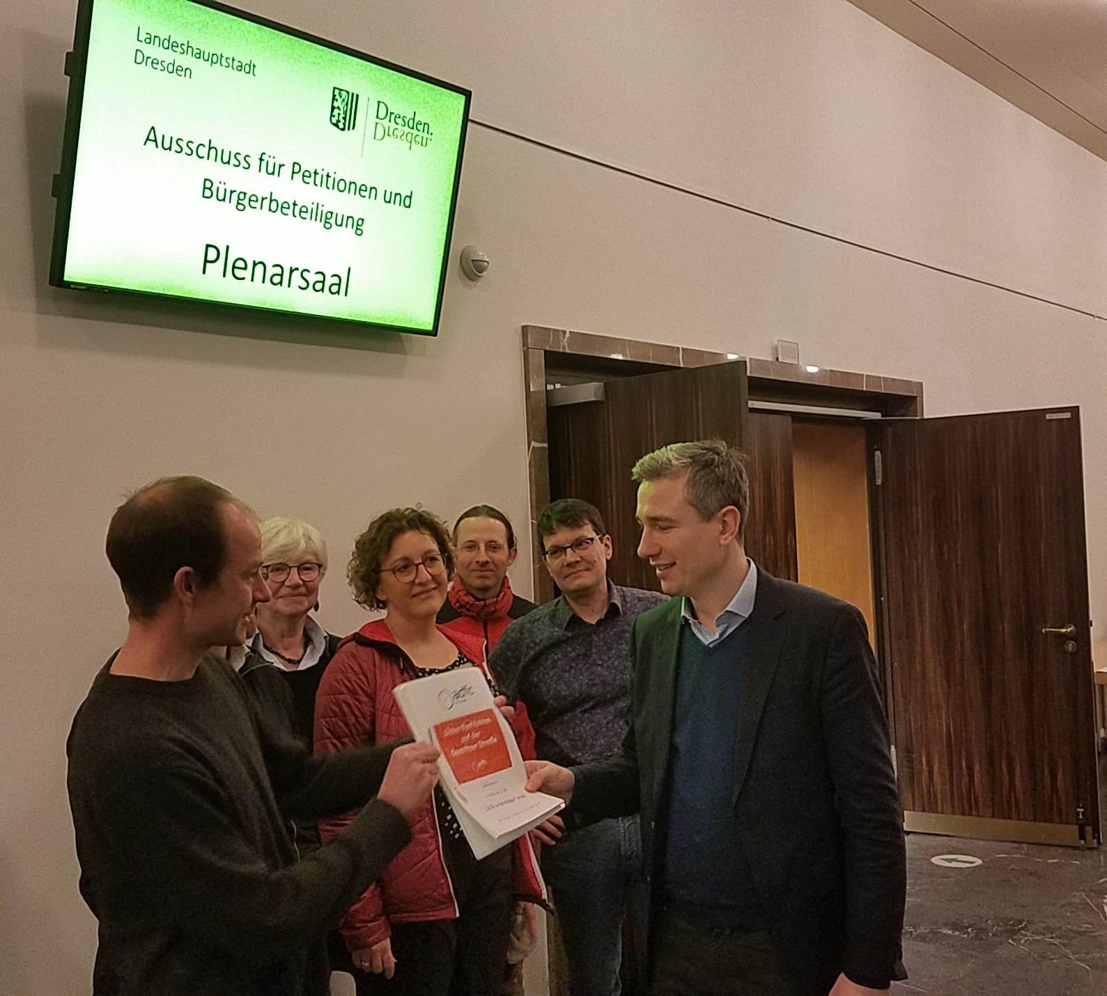 2023 01 11 Uebergabe ADFC Petition Gostritzer Nils Larsen an Kühn Foto 1 ADFC DD