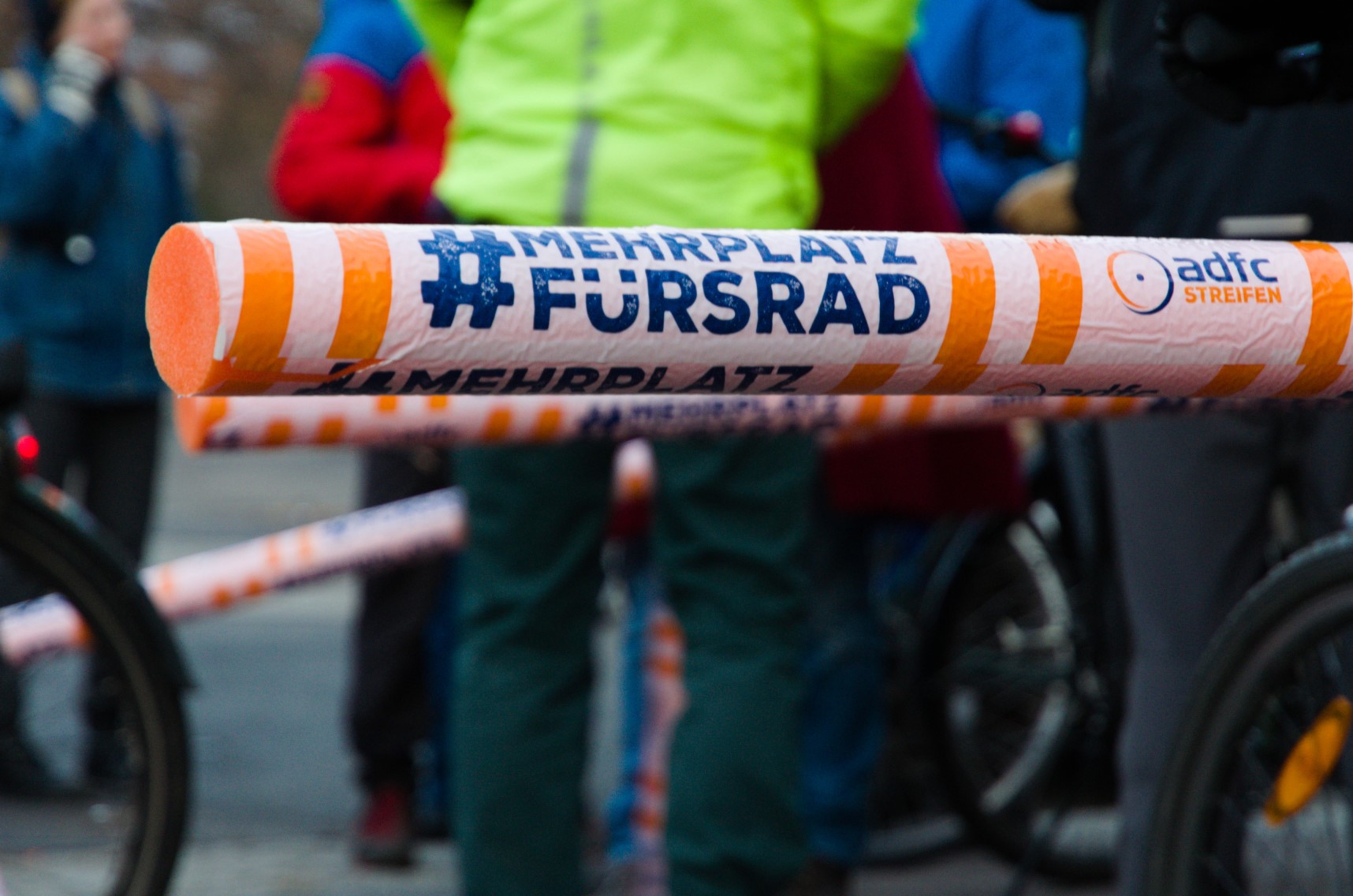 Poolnudeldemo 2 Winterbergstrasse 2020 Foto ADFC Dresden Ilchmann klein