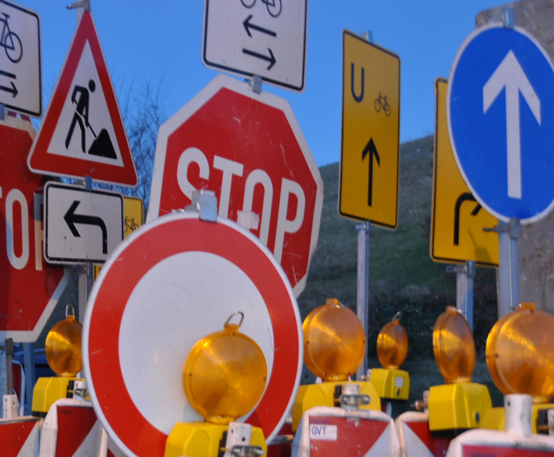 Schilderwald-Symbolfoto