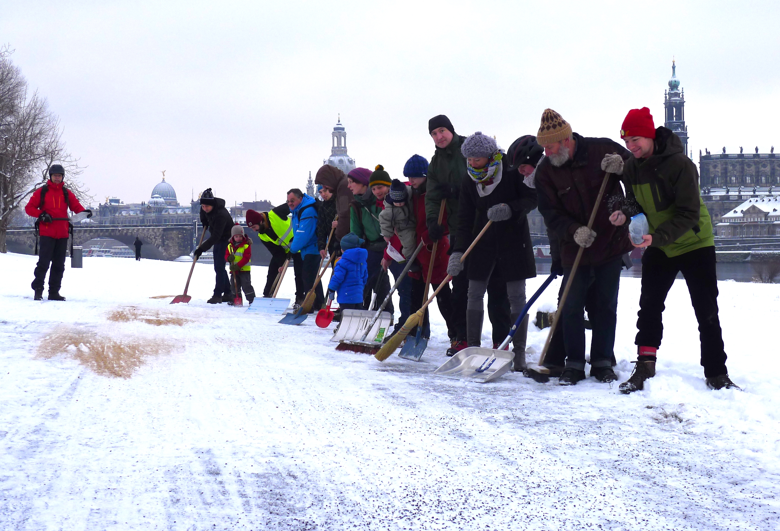 Schneeschippen Elberadweg (c) Konrad_Krause