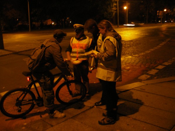 ADFC und Polizei kontrollieren Radfahrer ohne ordentliches Licht
