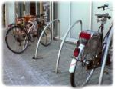 Der Konsum am Nürnberger Ei hat bereits schöne und praktische Fahrradbügel